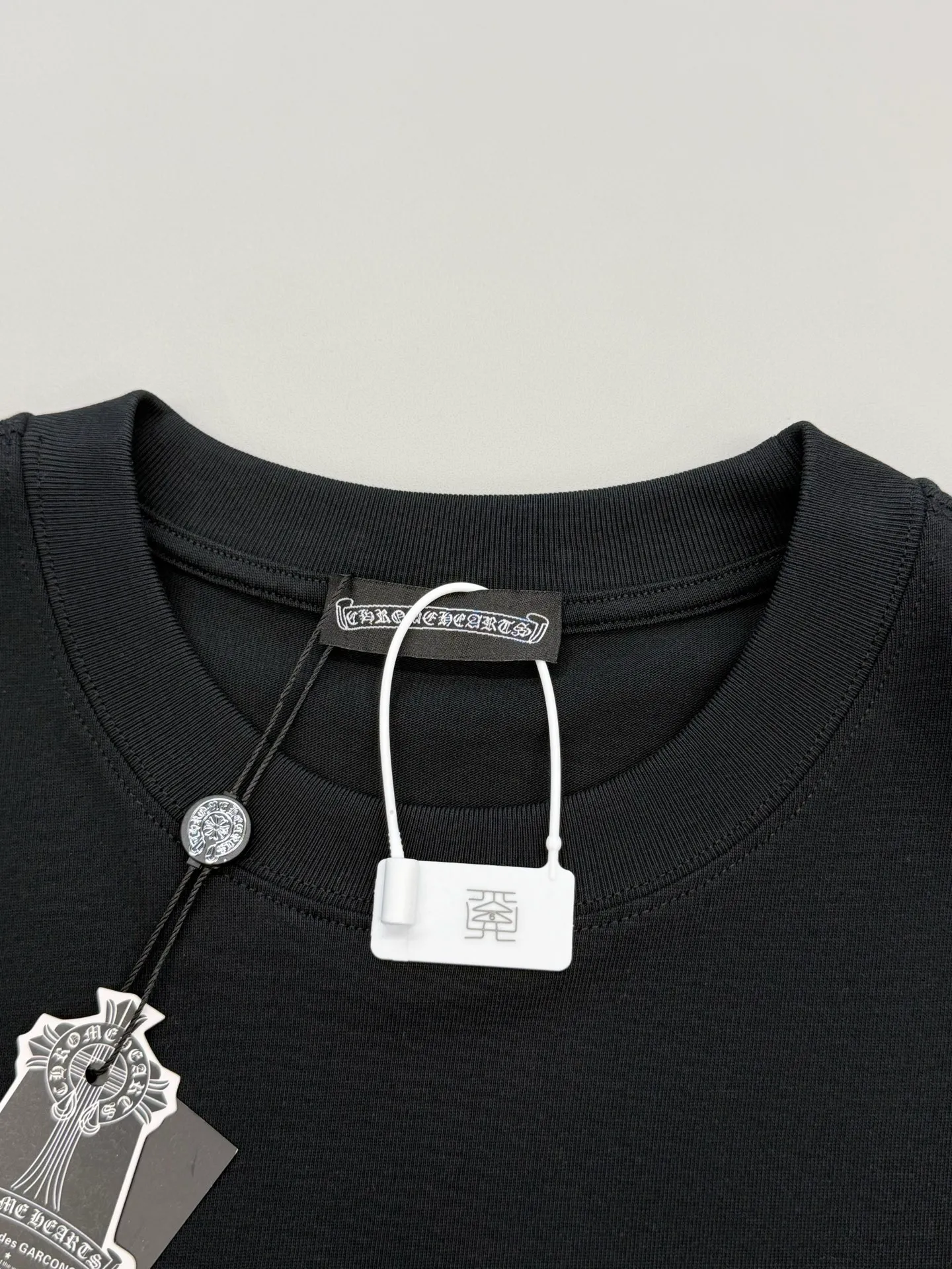 P170 [High Quality] Chrome hearts embroidered front and back printing + embroidered horseshoe brand logo, front and back panels are designed with embroidery + printing + rivet embroidery heavy craftsmanship. High-end customized 32 count 280g fabric. Soft to the touch. Comfortable to wear. Exquisite stitching. Fine workmanship. The upper body effect is incomparably handsome! Same style for men and women 𝐂𝐎𝐋𝐎𝐔𝐑: White Black 𝐒𝐈𝐙𝐄: S-XL Size chart: S: Shoulder width 51-Bust 55-Length 70 M: Shoulder width 53-Bust 57-Length 72 L: Shoulder width 55-Bust 59-Length 74 XL: shoulder width 57-bust 61-length 76